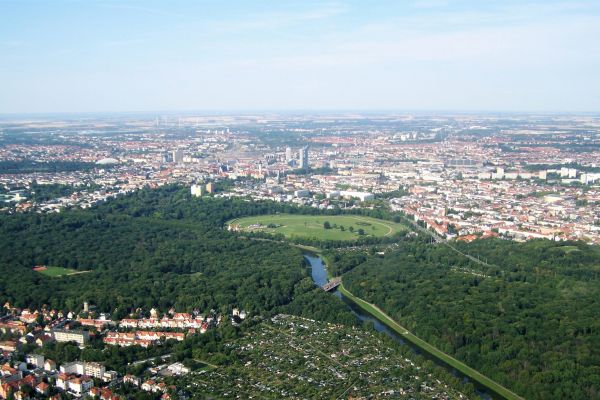 Aerial photo of Leipzig with trees and a river.