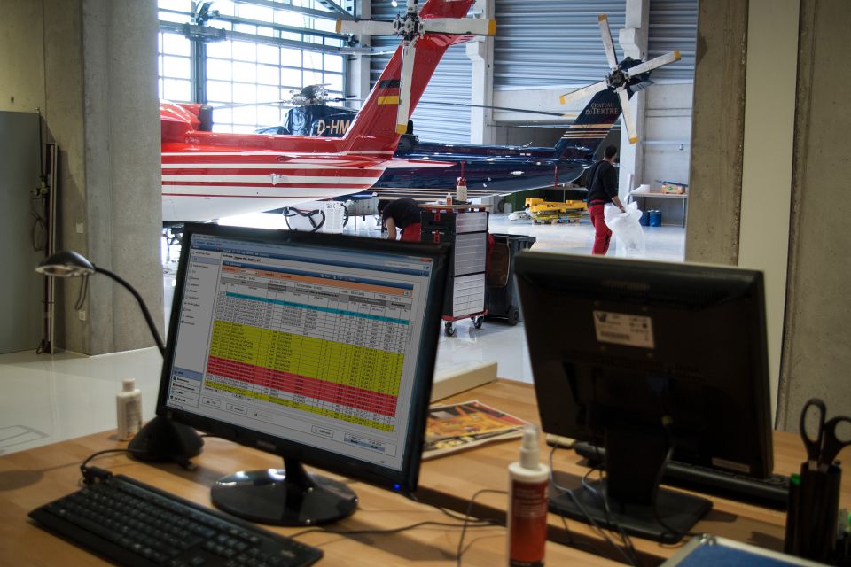 Aufnahme von zwei Computern mit zwei Hubschraubern im Hintergrund.