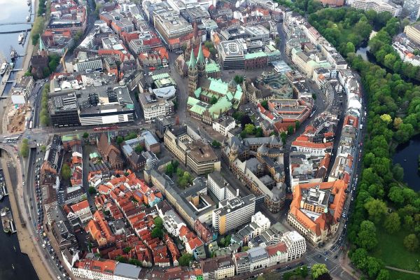 Luftaufnahme von der Stadt in Bremen.