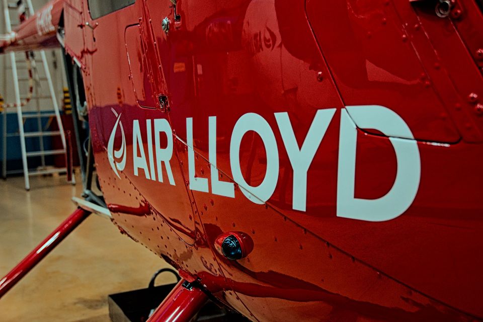 Die Aufschrift von Air Lloyd auf einem roten Helikopter