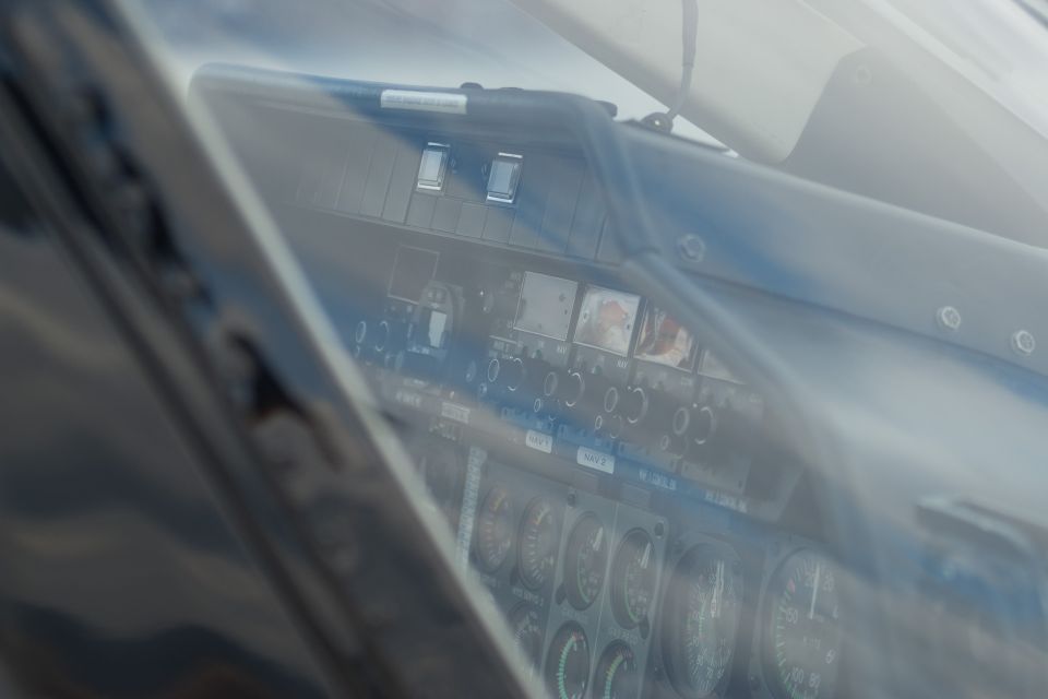 Aufnahme vom Cockpit eines schwarzen Hubschraubers.