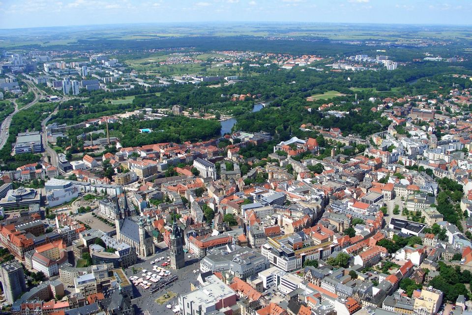 Luftaufnahme von der Stadt Halle.