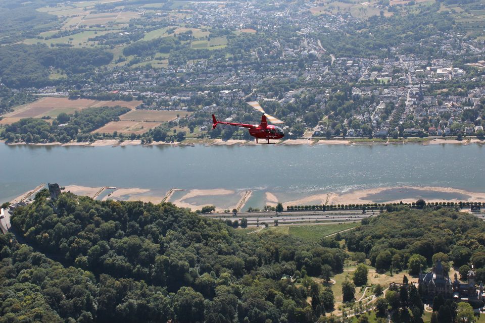 Roter AirLloyd Helikopter macht einen Rundflüg über den Mittelrhein.