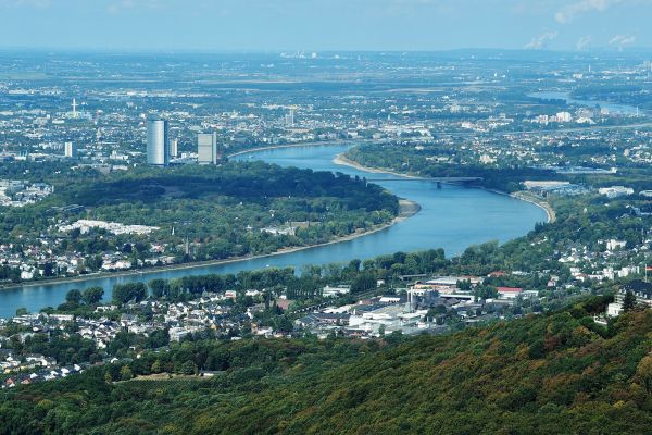 Luftaufnahme vom Rheintal in Köln.