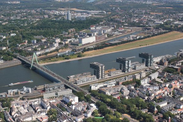 Luftaufnahme von einer Brücke und einem Fluss in Köln.