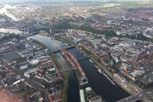 Luftaufnahme von einem Fluss umgeben von der Stadt.
