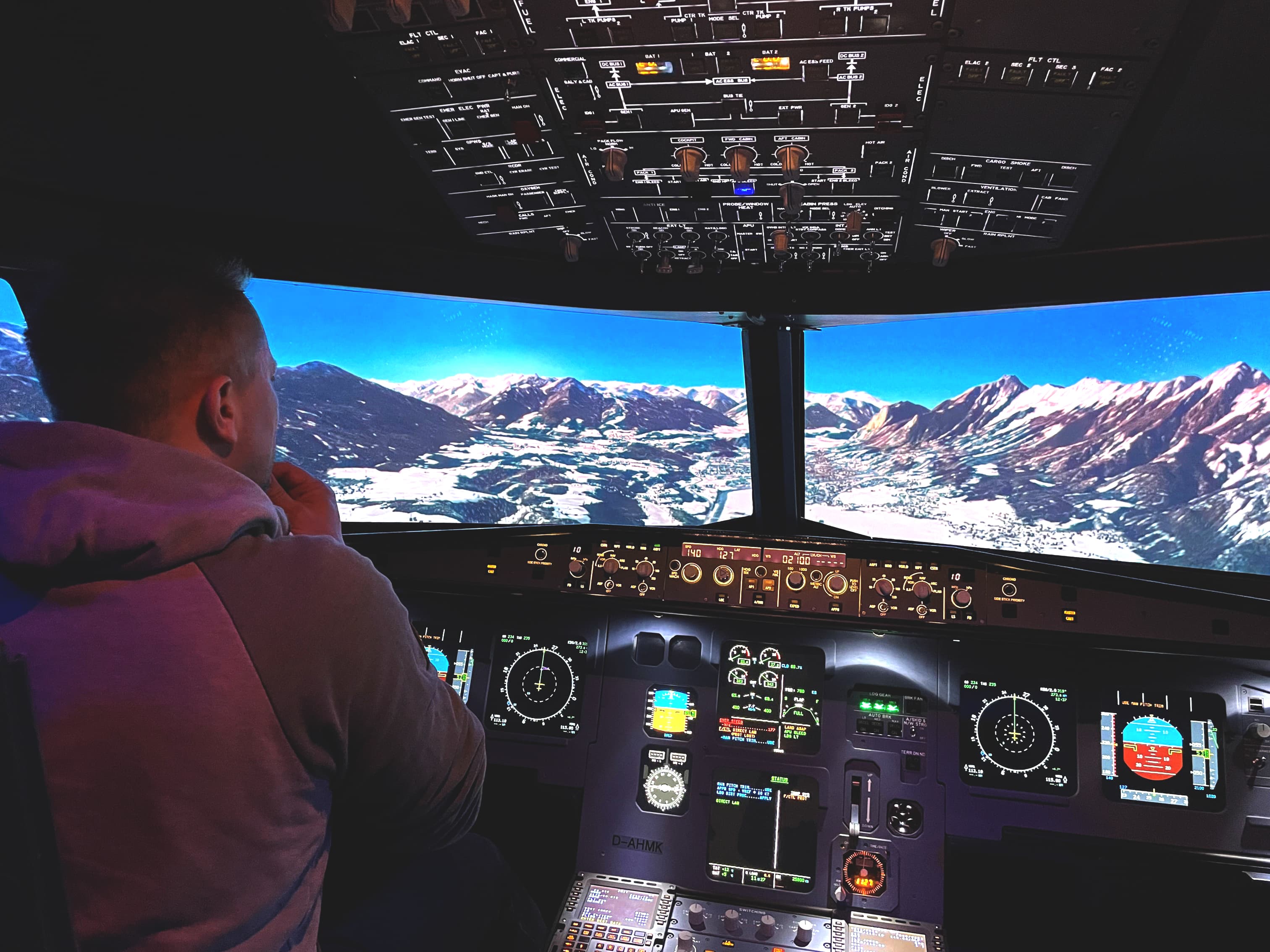 Ein Mann sitzt im Cockpit eines Flugzeugs.